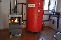 Instalación de caldera de gasificación de leña Vigas Lambda Control 25kw en Regumiel de la Sierra. En zonas de Sierra llevan años calentándose con este sistema de calefacción de leña.