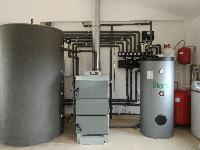 Caldera de gasificación de leña Vigas con energía solar térmica en Burgos