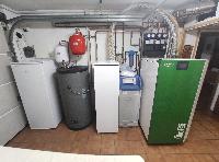 detalle de lo compacta que es la caldera y el silo metalico de 180 kg de autonomía 